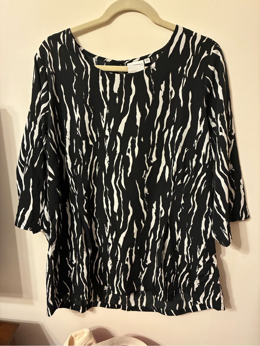 Black and White Junarose size 18 top